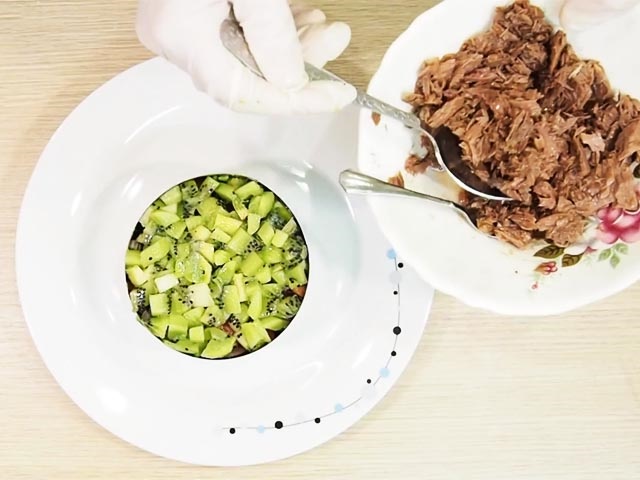 Салати з авокадо і консервованим тунцем — прості і смачні рецепти