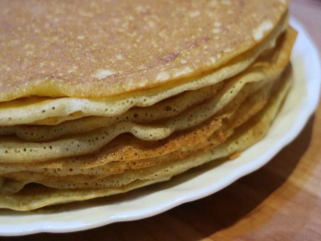 Дріжджові млинці на молоці — 8 покрокових рецептів