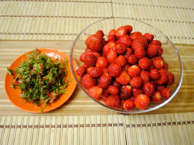 Густе варення з полуниць на зиму з цілими ягодами