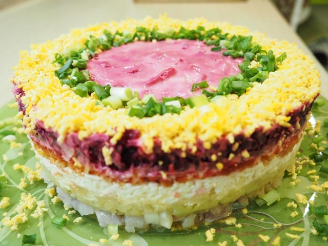 Салат Оселедець під шубою — 11 класичних рецептів з описом послідовності шарів