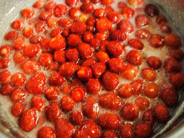 Густе варення з полуниць на зиму з цілими ягодами