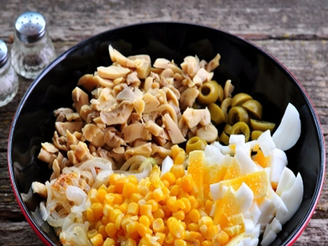 Салати з консервованих печериць: смачні рецепти, прості в приготуванні