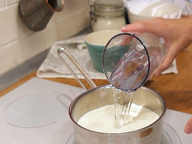 Дріжджові млинці на молоці — 8 покрокових рецептів