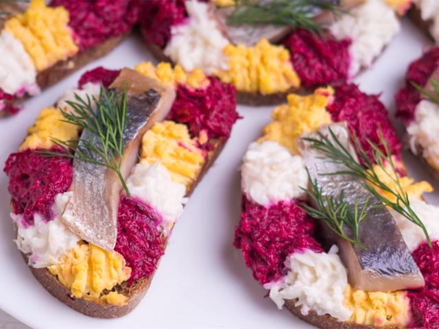 Бутерброди з оселедцем — прості і смачні рецепти для святкового столу