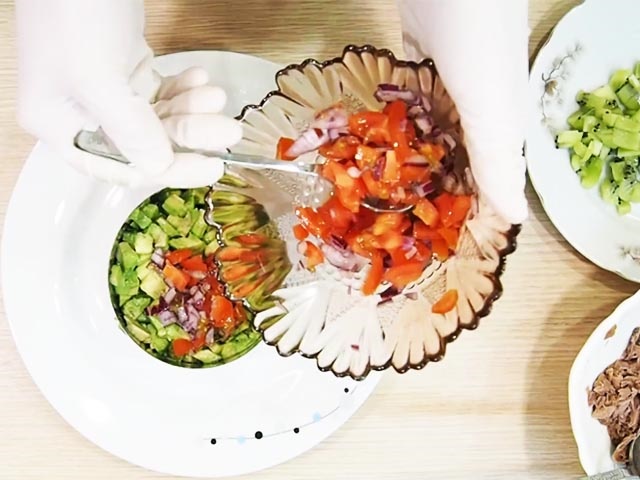 Салати з авокадо і консервованим тунцем — прості і смачні рецепти