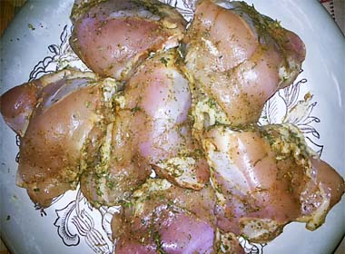 Курячі стегна під маринадом, запечені з картоплею, в сметані. Покроковий рецепт з фото