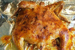 Курка в фользі в духовці: 3 рецепта