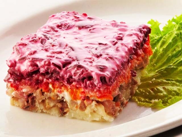 Салат Оселедець під шубою — 11 класичних рецептів з описом послідовності шарів