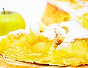 Простий і смачний рецепт шарлотки з яблуками для духовки і мультиварки