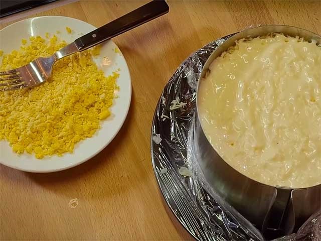 Салат Мімоза з рибними консервами — класичні покрокові рецепти