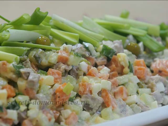 Салат Олів’є з м’ясом — дуже смачний класичний рецепт