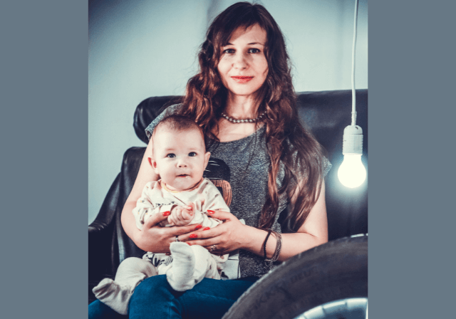 Як безпечно тримати дитину на руках з народження до року, 6 технік