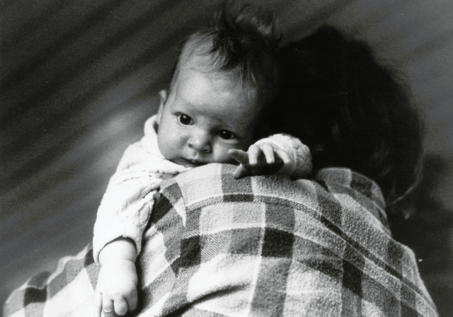 Як безпечно тримати дитину на руках з народження до року, 6 технік