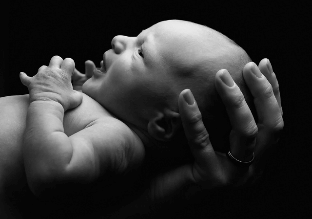 Як безпечно тримати дитину на руках з народження до року, 6 технік