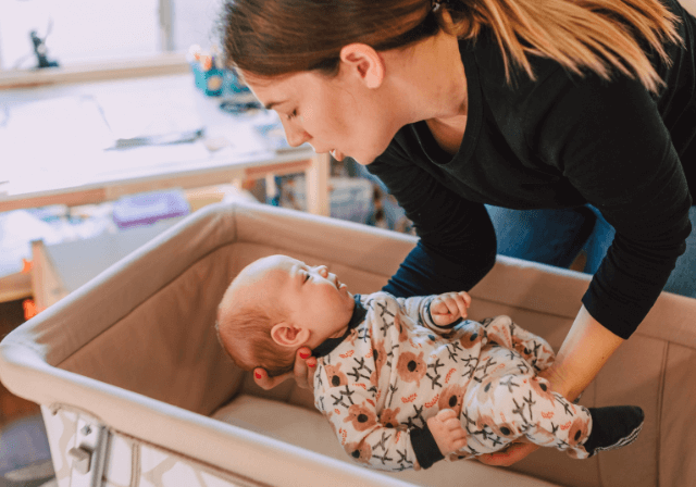 Як безпечно тримати дитину на руках з народження до року, 6 технік