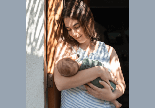 Як безпечно тримати дитину на руках з народження до року, 6 технік