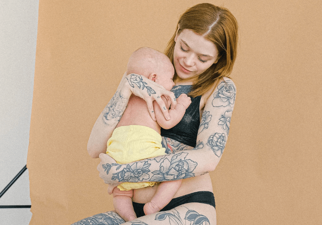 Як тримати новонародженого стовпчиком після годування