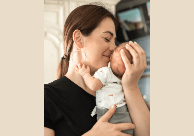 Як тримати новонародженого стовпчиком після годування