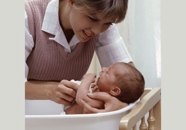 Як безпечно тримати дитину на руках з народження до року, 6 технік