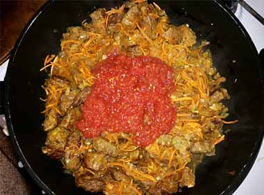 Гуляш з яловичини з підливою рецепт з фото