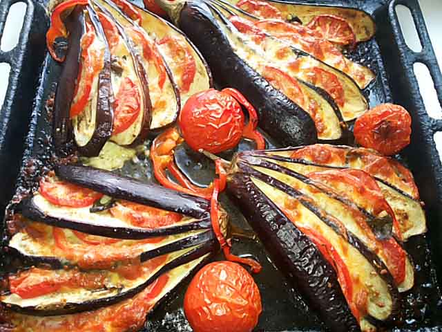 Баклажани запечені в духовці з сиром і помідорами. Віяло з баклажанів