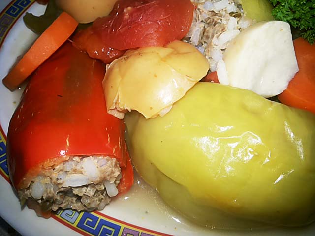 Перец фаршированный в духовке половинками. Фаршированный перец с рисом в духовке. Фаршированный перец в духовке в фольге. Перец фаршированный запеченный в духовке. Перец запеченный в духовке половинками.