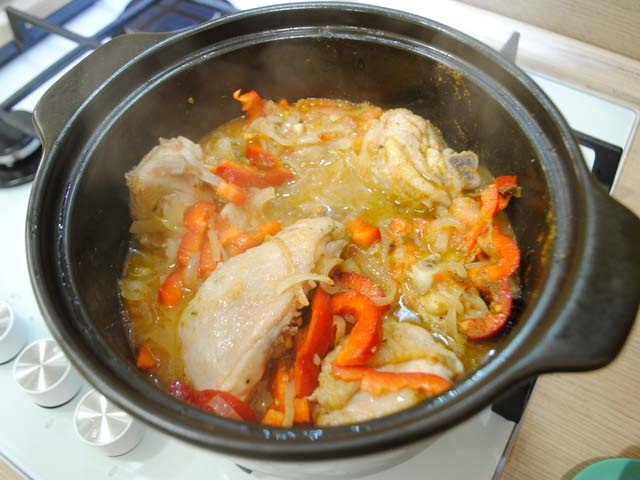 Курка тушкована на сковороді — 9 простих і смачних рецептів