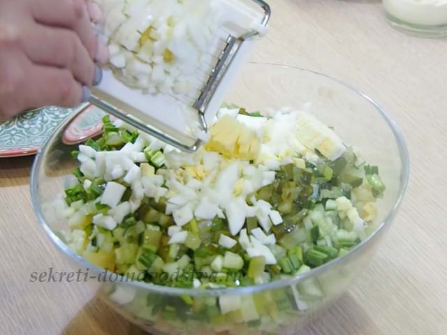 Салат Олів’є з м’ясом — дуже смачний класичний рецепт