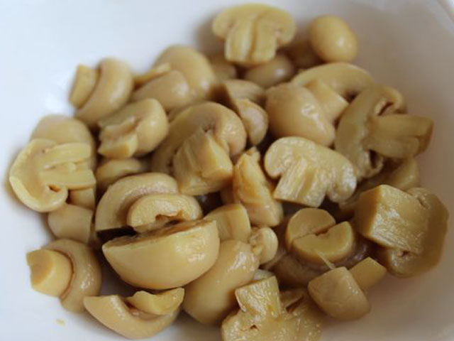 Салати з консервованих печериць: смачні рецепти, прості в приготуванні