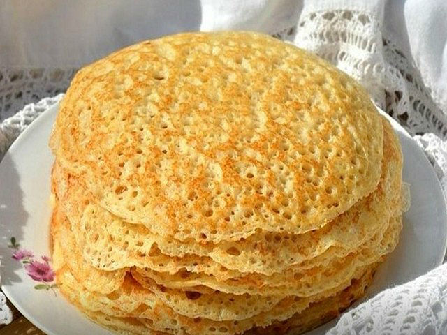 Дріжджові млинці на молоці — 8 покрокових рецептів
