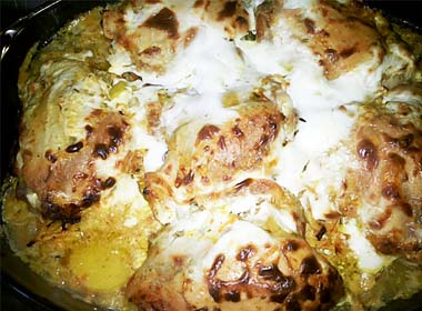 Курячі стегна під маринадом, запечені з картоплею, в сметані. Покроковий рецепт з фото