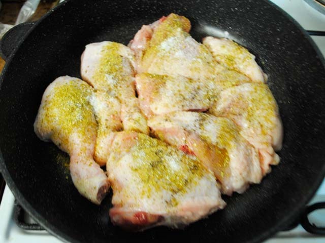 Курка тушкована на сковороді — 9 простих і смачних рецептів