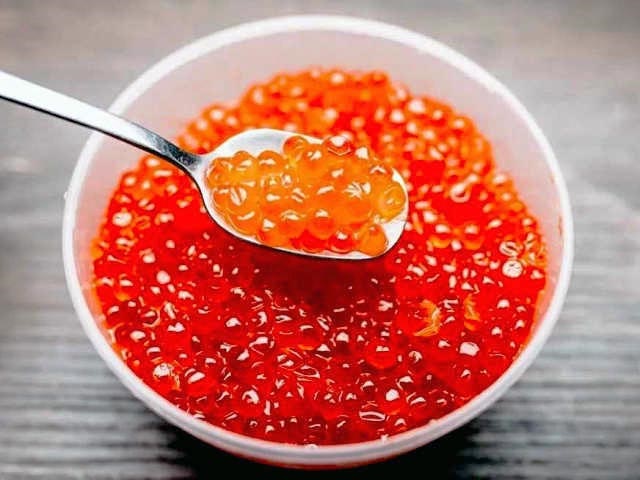Як смачно посолити ікру горбуші в домашніх умовах — 6 швидких рецептів