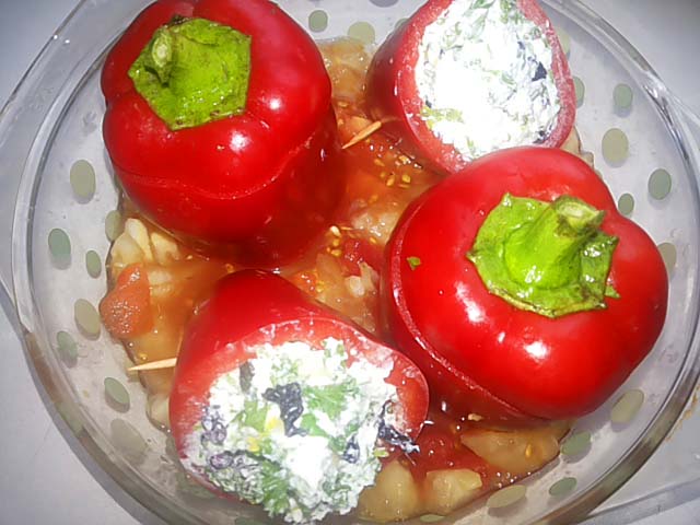 Перець фарширований м’ясом та рисом в духовці – рецепти з фото