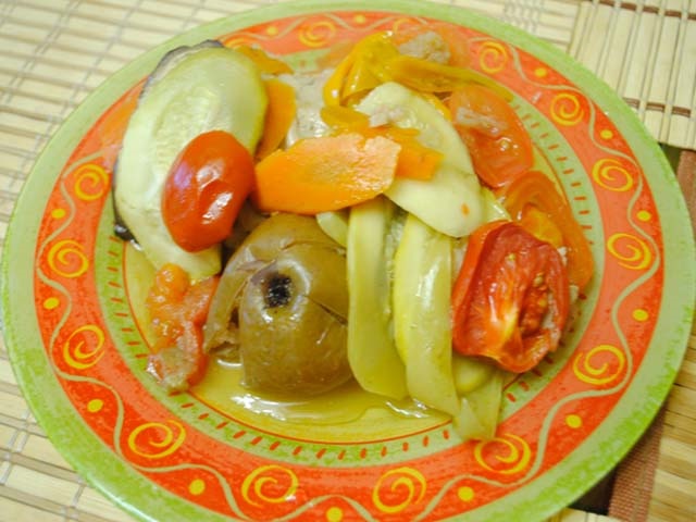 Курка тушкована на сковороді — 9 простих і смачних рецептів