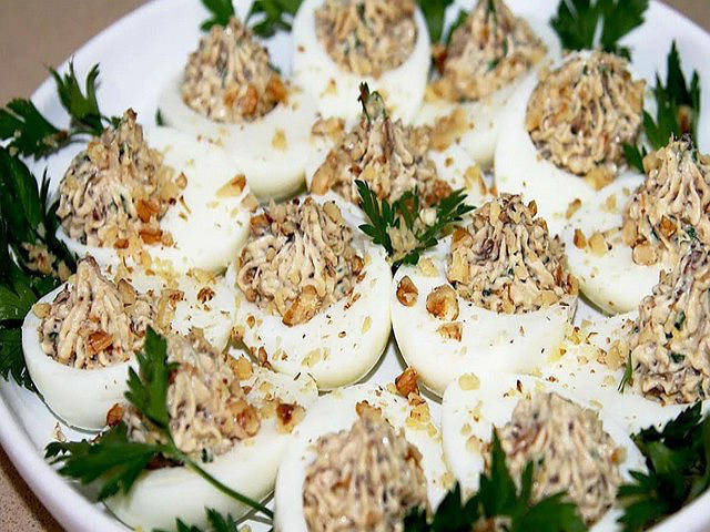 Яйця, фаршировані різними начинками. 12 простих і дуже смачних рецептів