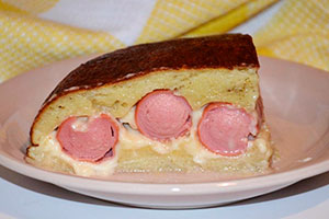 Картопляна запіканка з ковбасою, сосисками і беконом