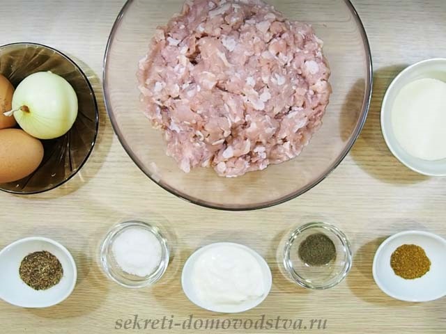 Курячі котлети з манкою з соковитого курячого фаршу — домашній рецепт