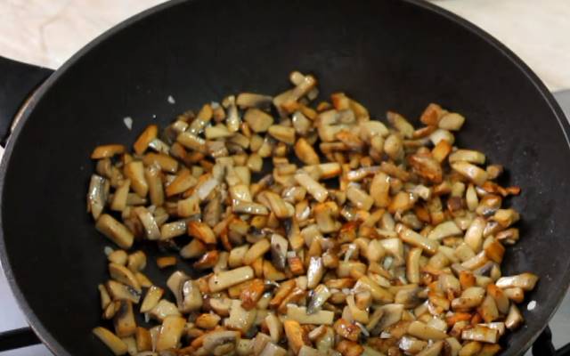 М’ясний рулет з фаршу — 6 рецептів з різними начинками