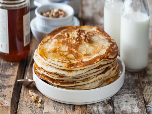 Дріжджові млинці на молоці — 8 покрокових рецептів