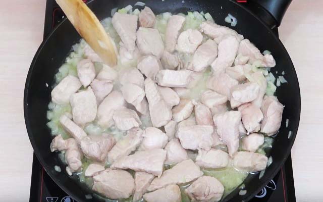 Гуляш зі свинини з підливою — 7 простих і смачних рецептів