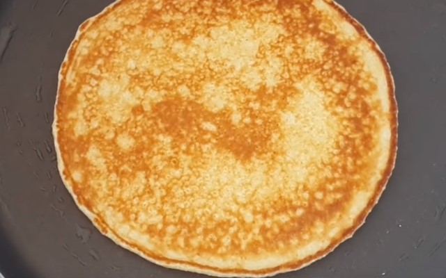 Млинці на сироватці — 8 рецептів дуже смачних млинців з дірочками