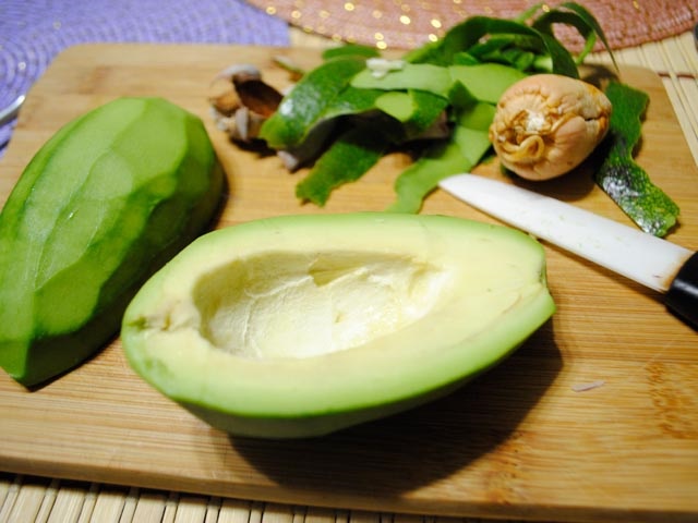 Салати з авокадо і консервованим тунцем — прості і смачні рецепти