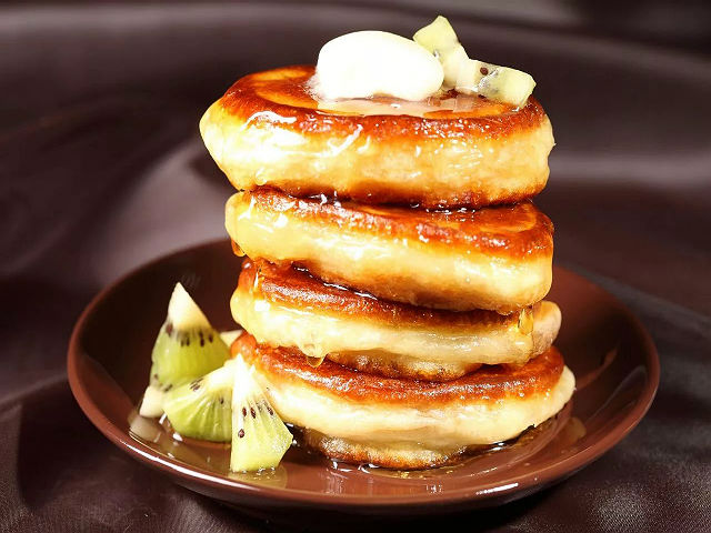 Оладки на молоці і дріжджах: пишні, повітряні й дуже смачні