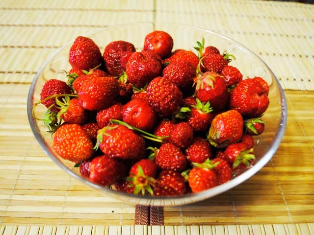 Густе варення з полуниць на зиму з цілими ягодами