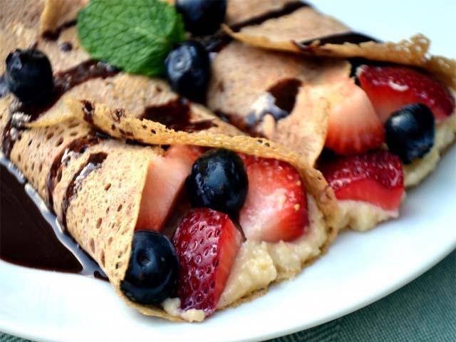 Млинці на молоці – 20 найсмачніших покрокових рецептів з фото і відео