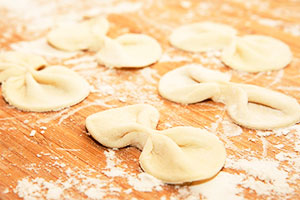 Тісто для пельменів на кефірі: 6 простих рецептів