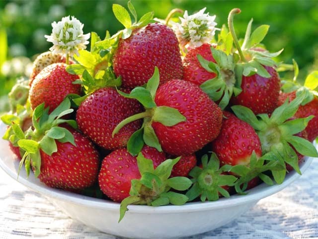 Густе варення з полуниць на зиму з цілими ягодами