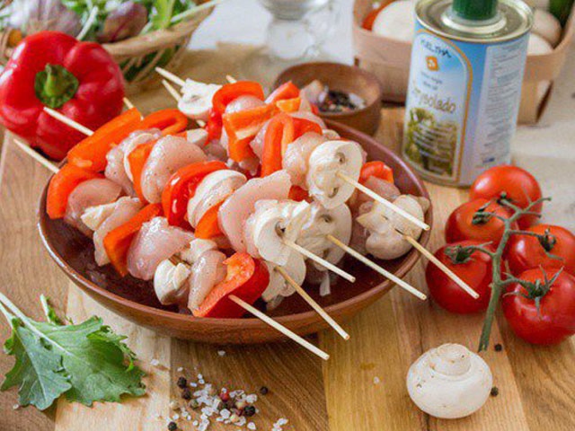 Шашлик з курки в духовці — 9 рецептів приготування на шпажках