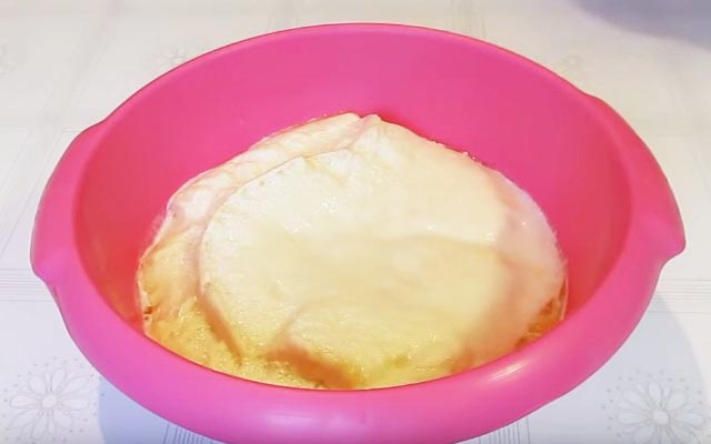 Млинці на сироватці — 8 рецептів дуже смачних млинців з дірочками